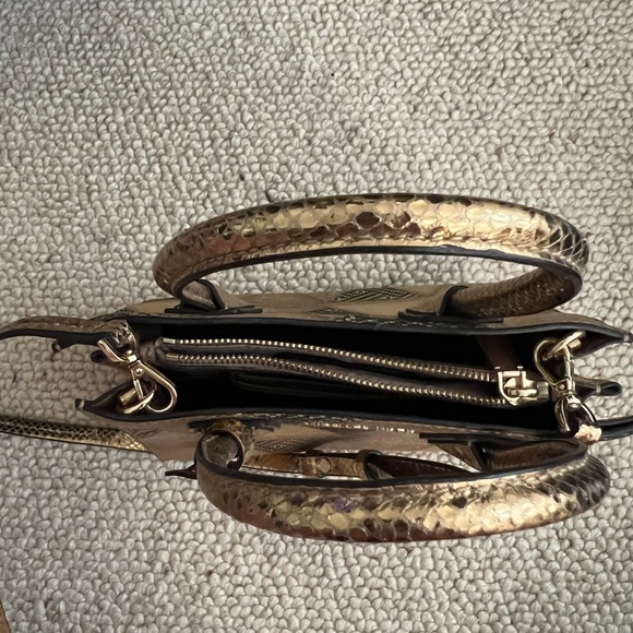 Mixed texture Metallic handbag with crossbody strap - Picture 6 of 6